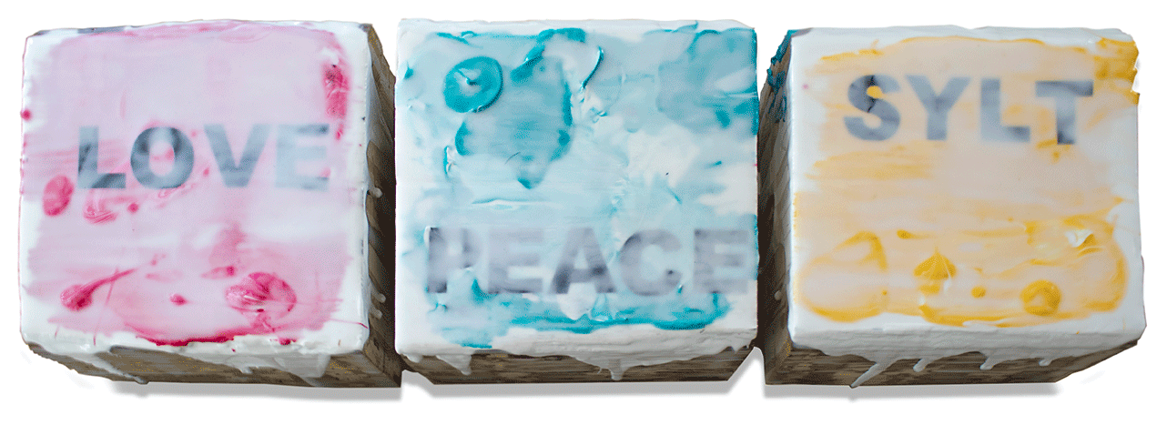 Claudia Seiler, drei holzstücke, die aussehen wie petitfours, Titel LOve Peace sylt,Acryl, Typo, Lack on 3 wooden cubes. 